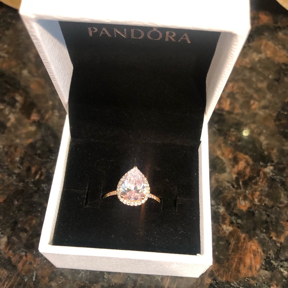 Pandora sparkling Teardrop Halo Ring